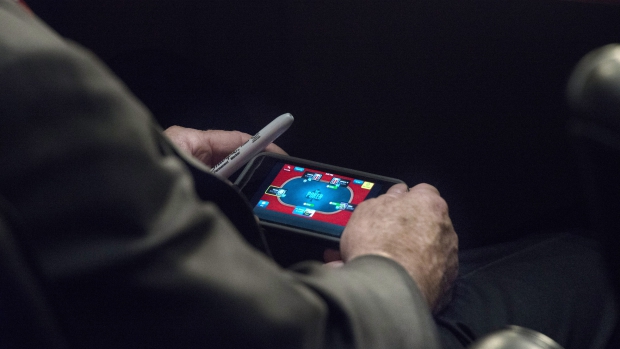 Senatorul John McCain, surprins jucând poker în timpul audierilor privind Siria Foto: Twitter