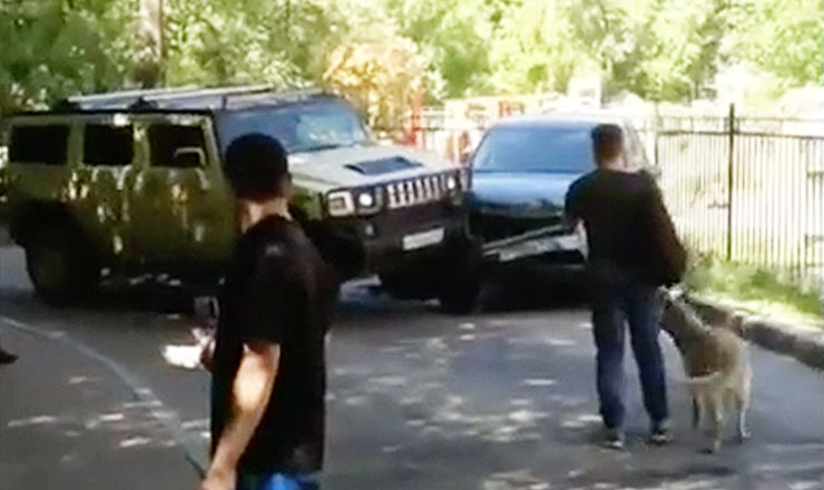В Санкт-Петербурге водитель на Hummer несколько раз намеренно протаранил припаркованный кроссовер.