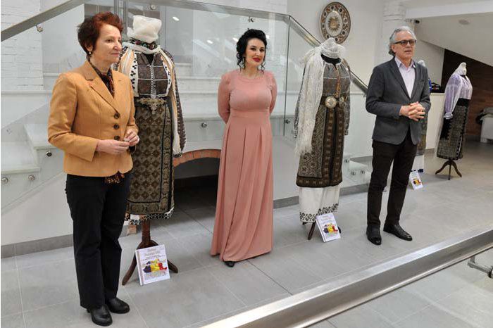 Expoziţie de costume tradiţionale româneşti la Muzeul Naţional de Artă.