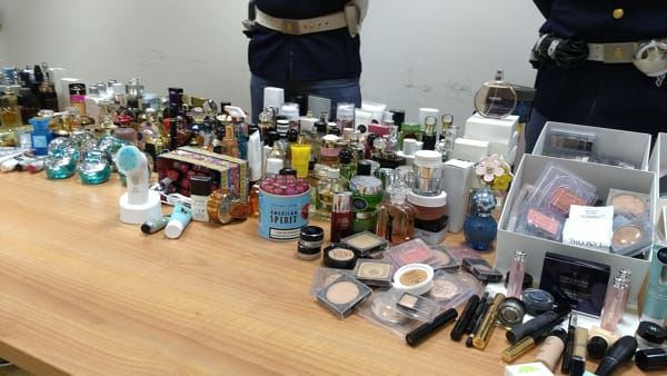 Сотрудники итальянской полиции изъяли сотни флаконов с духами и косметику стоимостью около 30 000 евро. Фото: foggiatoday.it.