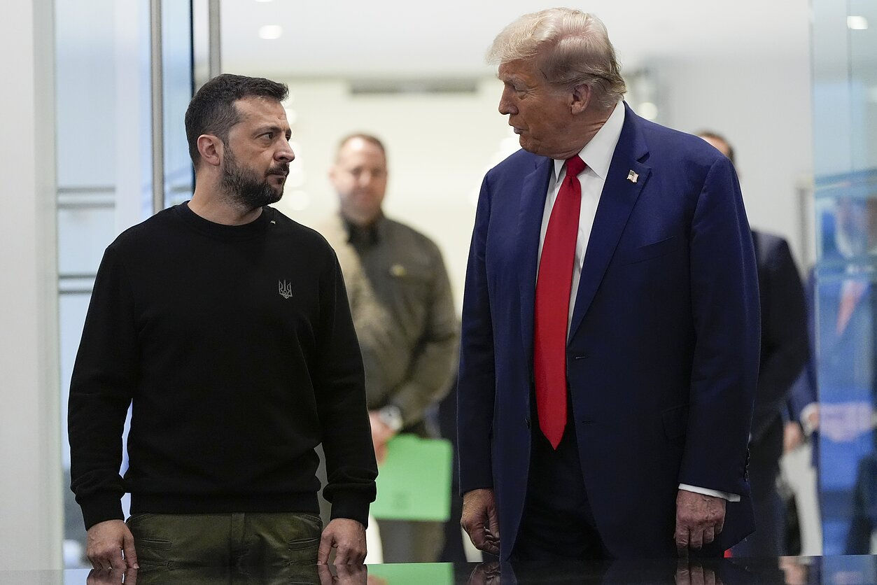 СМИ: Белый дом уточнил, наденет ли Зеленский костюм на встречу с Трампом.