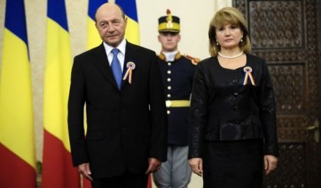 Soţii Băsescu au devenit oficial cetăţeni ai Republicii Moldova. Foto: romaniatv.net