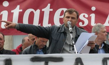 По Нэстасе журналиста, бюджетники обязаны выйти на митинг ДП. Фото: bbc.com