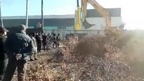 Odesa: 40 de indivizi cu cagule pe cap au furat echipament militar. Foto: captură video