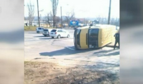 Un microbuz de marfă s-a răsturnat după ce s-a ciocnit cu un autoturism. Foto: jurnal.md