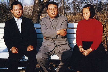 Ким Чен Ир, Ким Ир Сен и Ким Ген Хи, 1963 год. Фото: архив AP