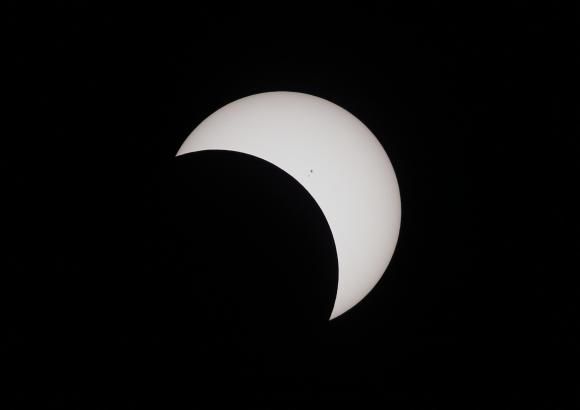 A urmărit câteva secunde eclipsa solară fără protecție. Ce a pățit