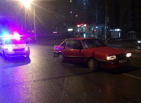 O masina de marca Audi 80 a lovit un barbat pe strada Alecu Russo din sectorul Ciocana al capitalei. Foto: protv.md