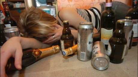 O elevă din Tiraspol în stare gravă după ce a consumat alcool. Foto: post grad problems