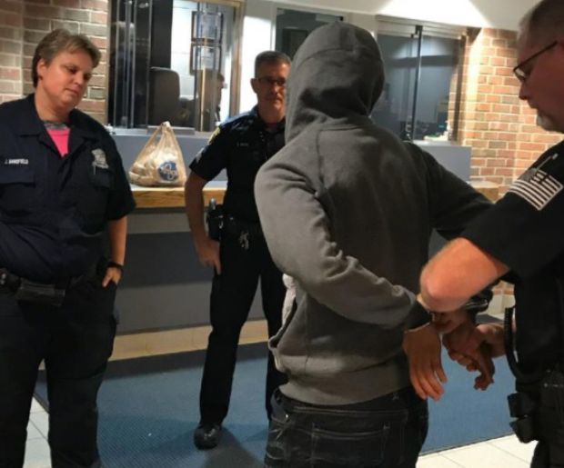 S-a predat la poliţie, după ce a pierdut un pariu cu oamenii legii. Foto: libertatea.ro