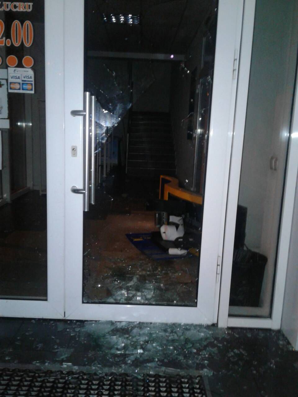 Terminal de plăţi electronice, golit în câteva secunde.