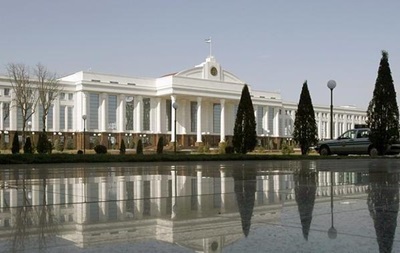 На выборах в нижнюю палату Олий Мажлиса участвуют четыре партии. За выборами следят более 300 наблюдателей.