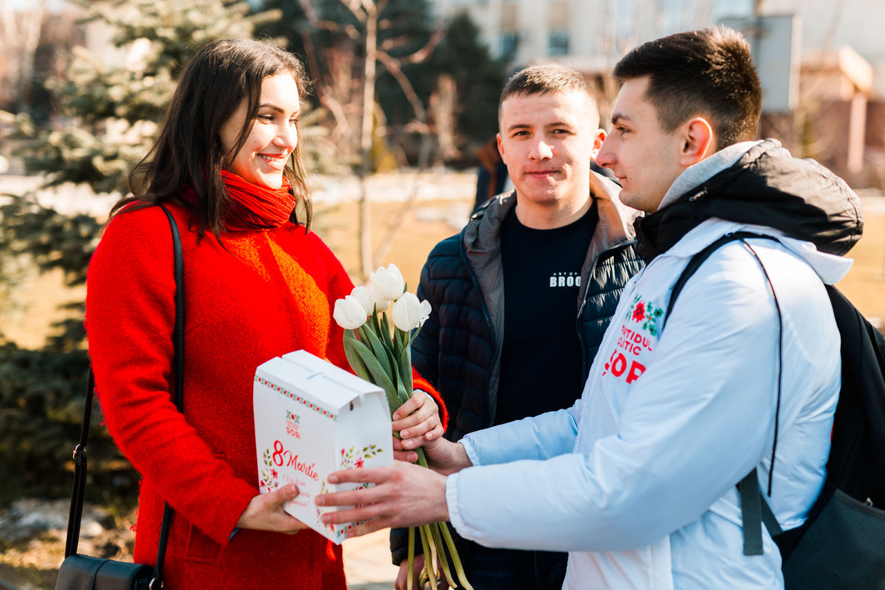 Партия "Шор" поздравила женщин Оргеева, подарив цветы и конфеты.
