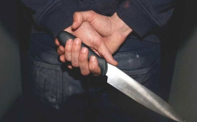 Un bărbat din Capitală i-a înfipt amicului de pahar cuțitul în spate. 