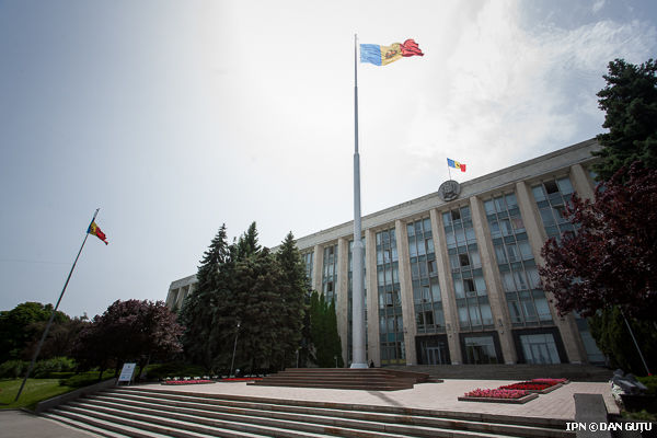 Opinii: Remanierea Guvernului, o mișcare surprinzătoare dar necesară