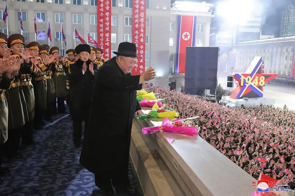 Ким Чен Ын провел военный парад.