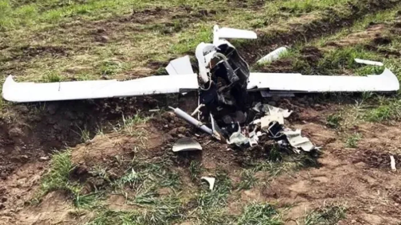 O dronă s-a prăbușit în curtea unei case abandonate din România.