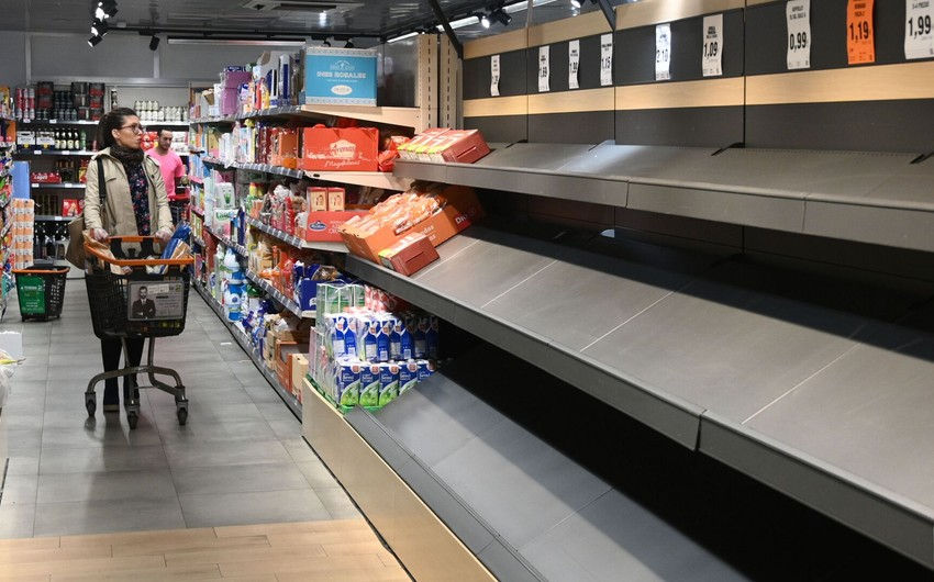 В магазинах Франции не хватает продуктов питания из-за фермерских протестов.