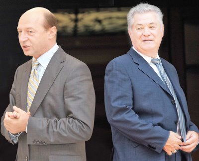 Prin declaraţiile sale absurde, Băsescu îl ajută pe Vladimir Voronin.