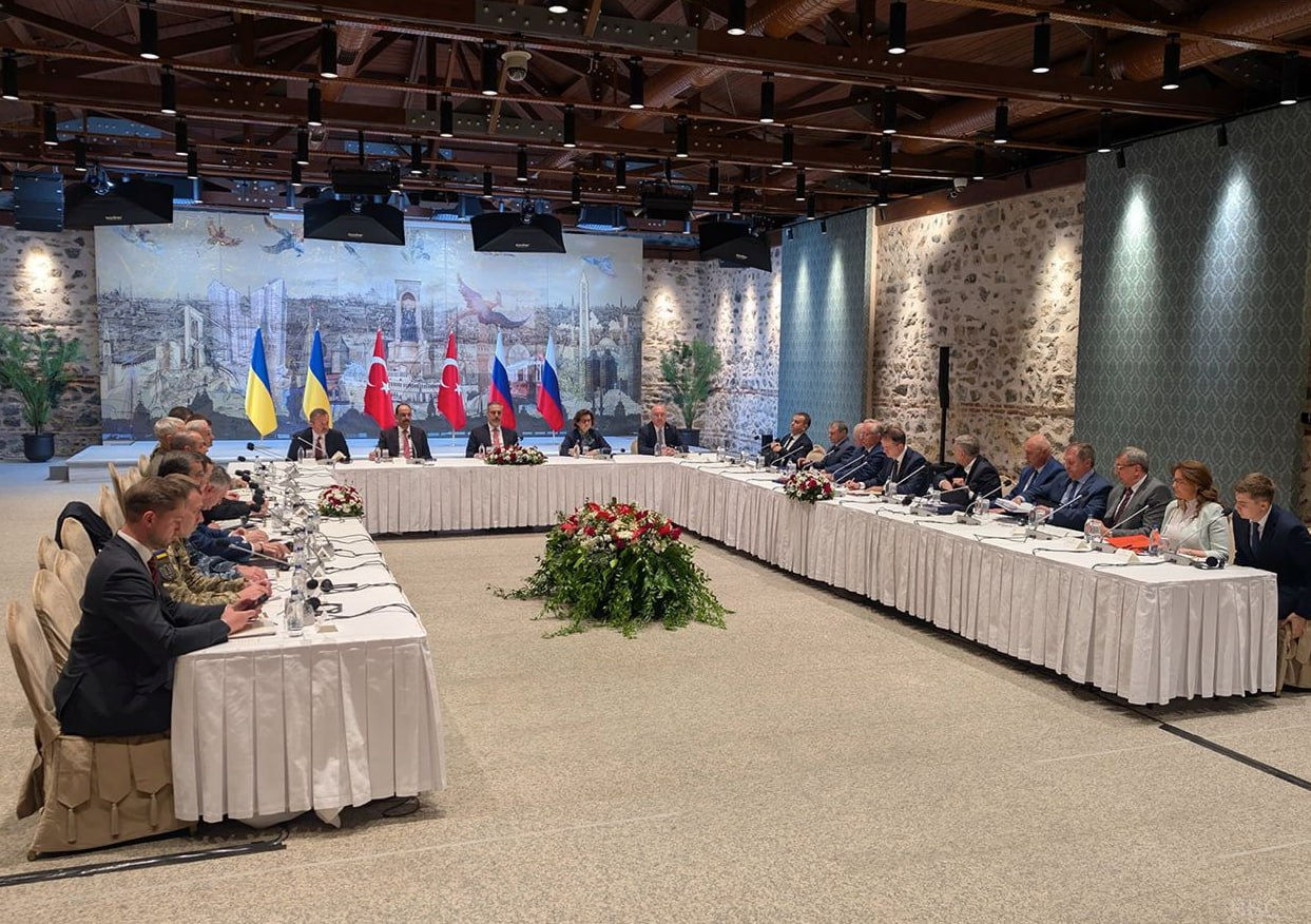 Delegația ucraineană comunică cu cea rusă în cadrul negocierilor prin intermediul unui traducător.