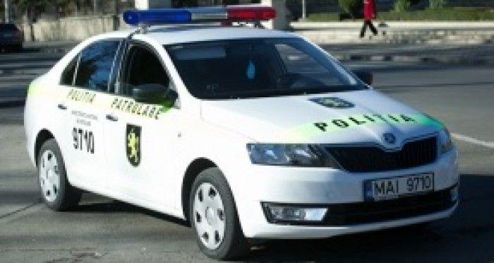 Un polițist din Găgăuzia, spitalizat după ce a fost lovit violent de o mașină