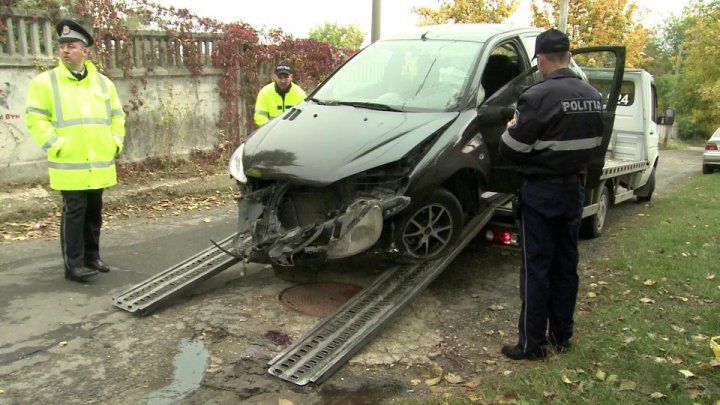 Şofer beat, cu maşina într-un gard. Se încurcă în declaraţii. Foto: publika.md
