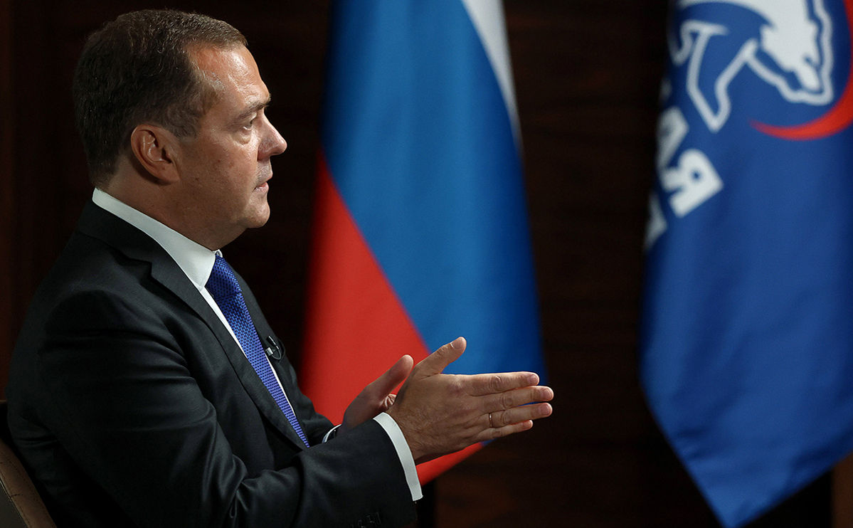 Медведев заявил о необходимости отодвинуть войска Украины "подальше".
