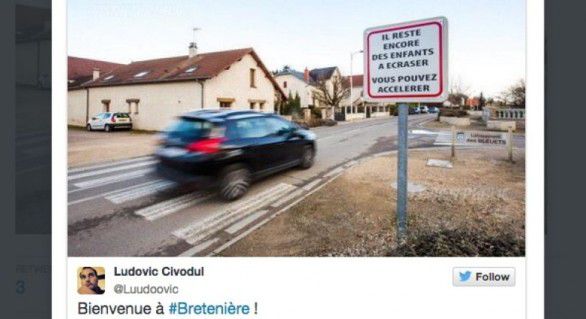 Un indicator rutier instalat în apropierea unei şcoli din Franţa îndeamnă şoferii să accelereze pentru a lovi elevii. Foto: independent.md