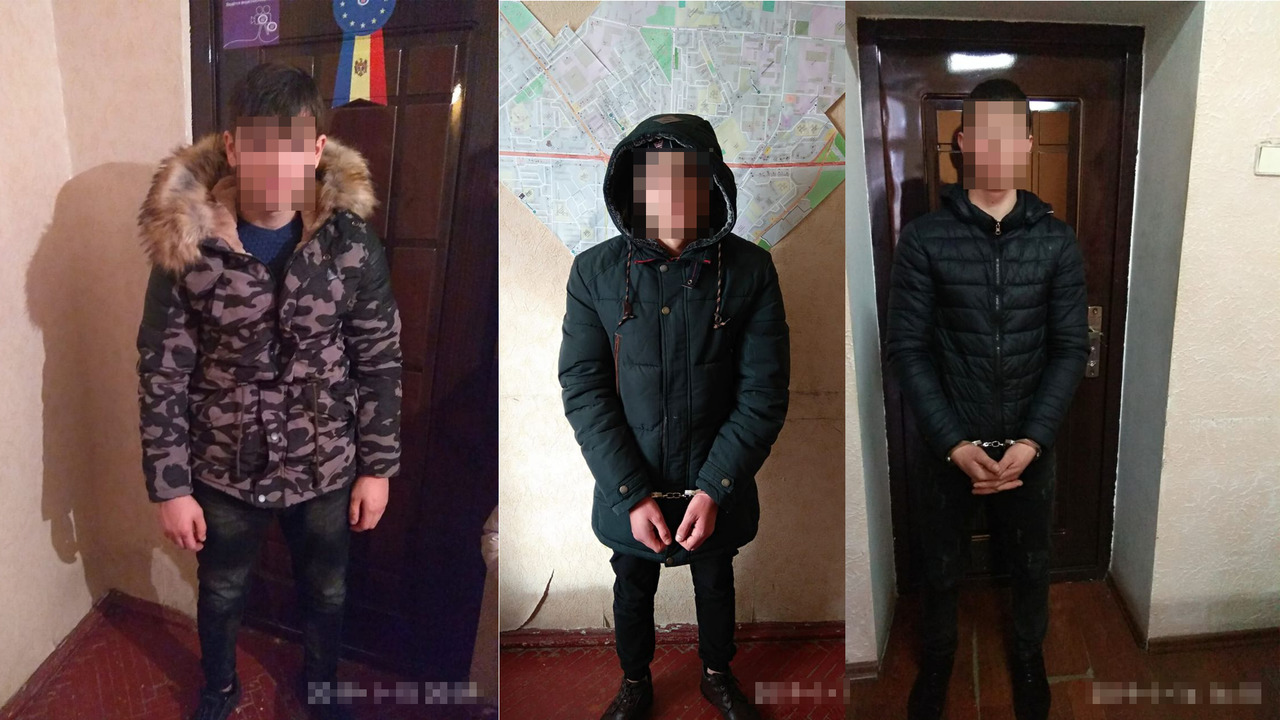 Полицейские задержали 3 молодых людей за грабеж на столичной улице.