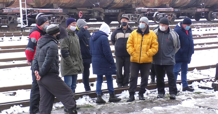 Железнодорожников отправили в техпростой.