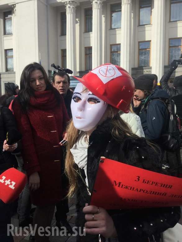 3 марта киевские проститутки и сочувствующие прошли маршем перед Верховной Рады.
