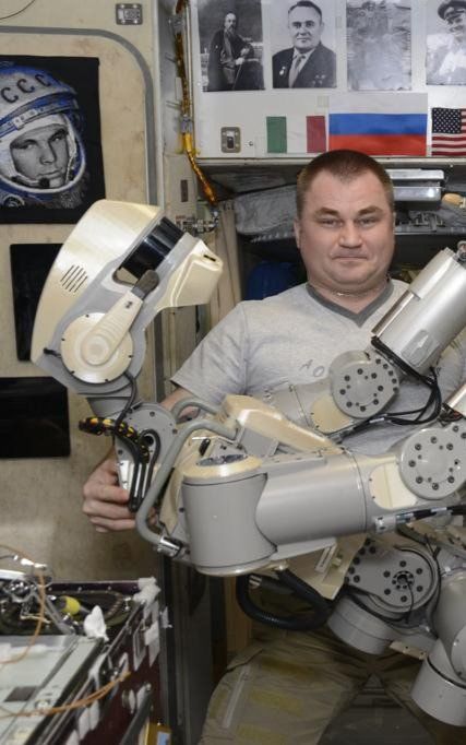 Космонавты пригрозили роботу Федору молотком.