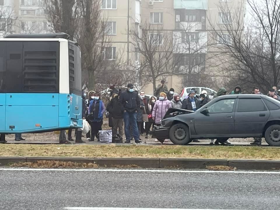 В столице столкнулись рейсовый автобус и автомобиль.