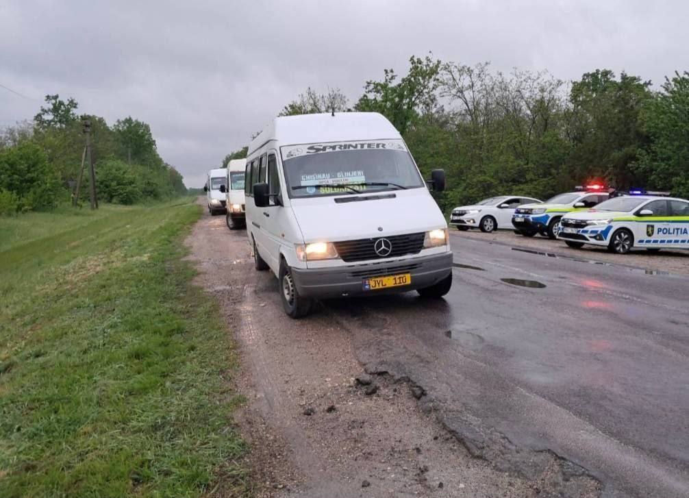 PSRM: Poliția oprește autobuzele cu participanți la Marșul din 9 mai.