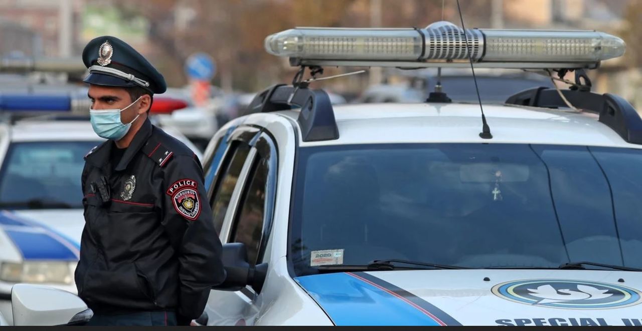 Мужчина с гранатами ворвался в офис букмекеров в Армении.