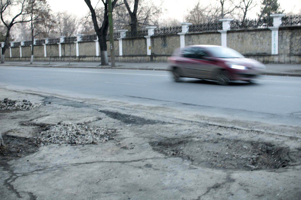Strada Vasile Alecsandri, între str. Alexei Mateevici şi până la intersecţia de lângă Ministerul Muncii, Protecţiei Sociale şi Familiei. Foto: Nadejda Roşcovanu