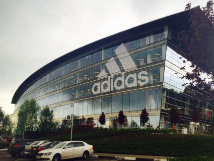 Adidas решила снять товары с продажи из-за скандала, разгоревшегося в Прибалтике и на Украине.