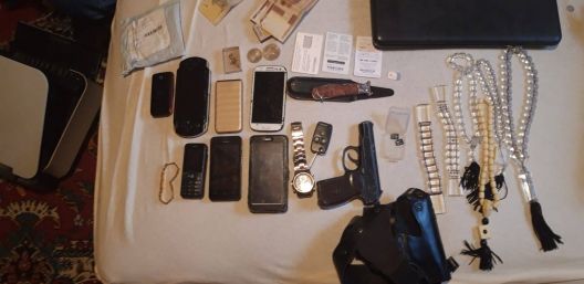 В ходе обысков были изъяты ножи, часы, золотые украшения, деньги, SIM-карты, мобильные телефоны. 