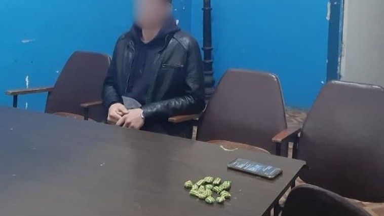 В столице карабинеры задержали закладчика наркотиков.