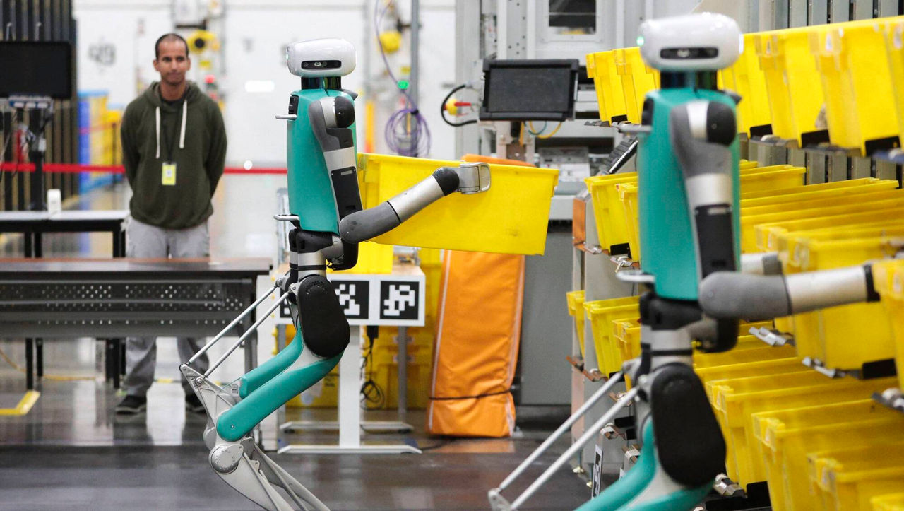 Depozitele Amazon folosesc acum mai mulți roboți decât oameni.