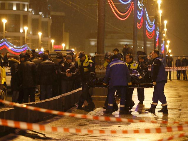 "Коммерсант" также утверждает, что, помимо спутницы Немцова Анны Дурицкой, у следствия оказались другие очевидцы.