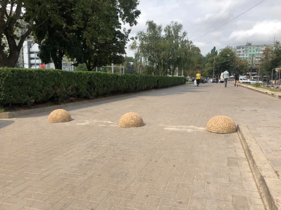 На Ботанике установили на тротуаре заграждения для автомобилей.