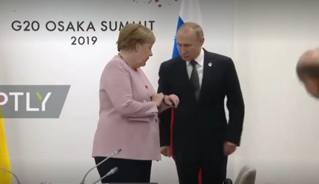 Меркель потерялась во времени.