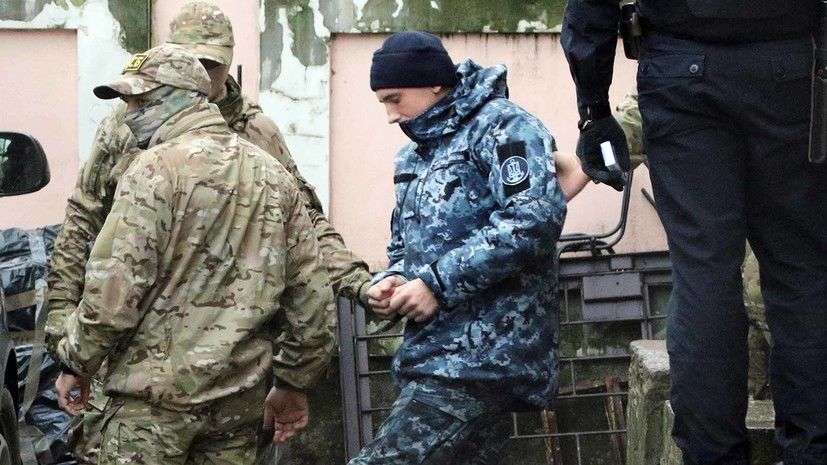 Корабли с 22 моряками и двумя сотрудниками СБУ были задержаны 25 ноября. 