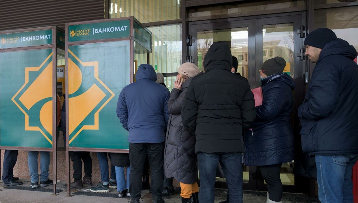 Жители Нур-Султана практически опустошили банкоматы.