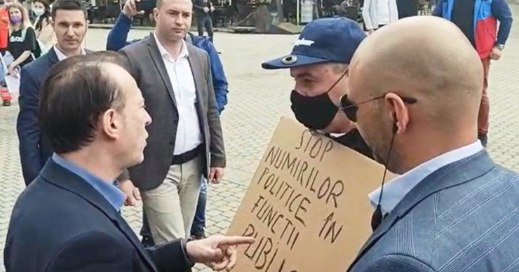 Румынский премьер поспорил с протестующим на пиво.