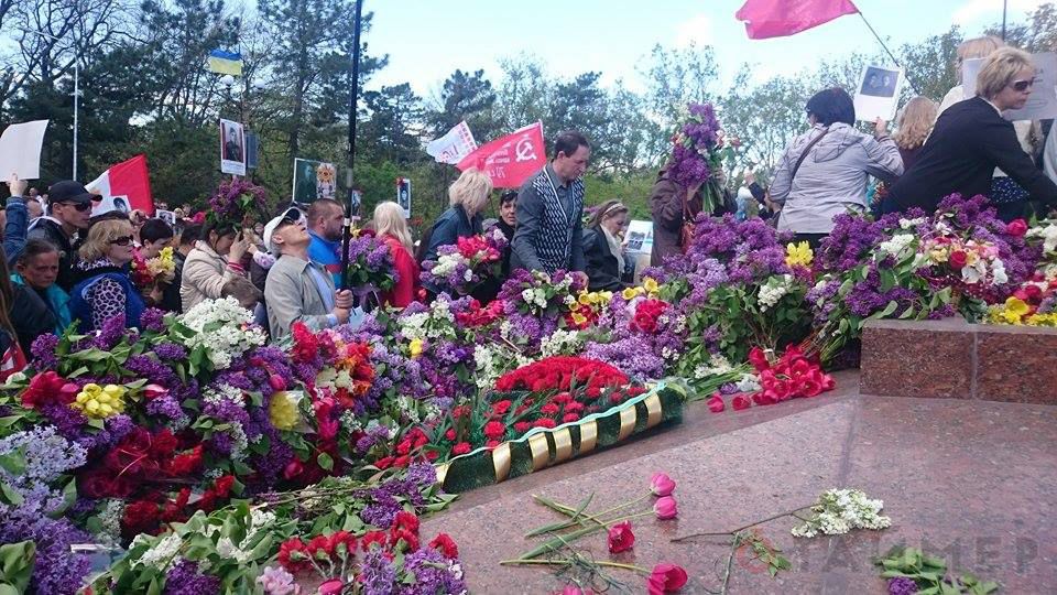 Тысячи одесситов выгоняют «бандеровских бесов».
