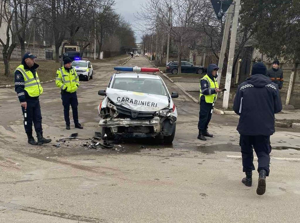 В Бельцах автомобиль карабинеров попал в аварию.