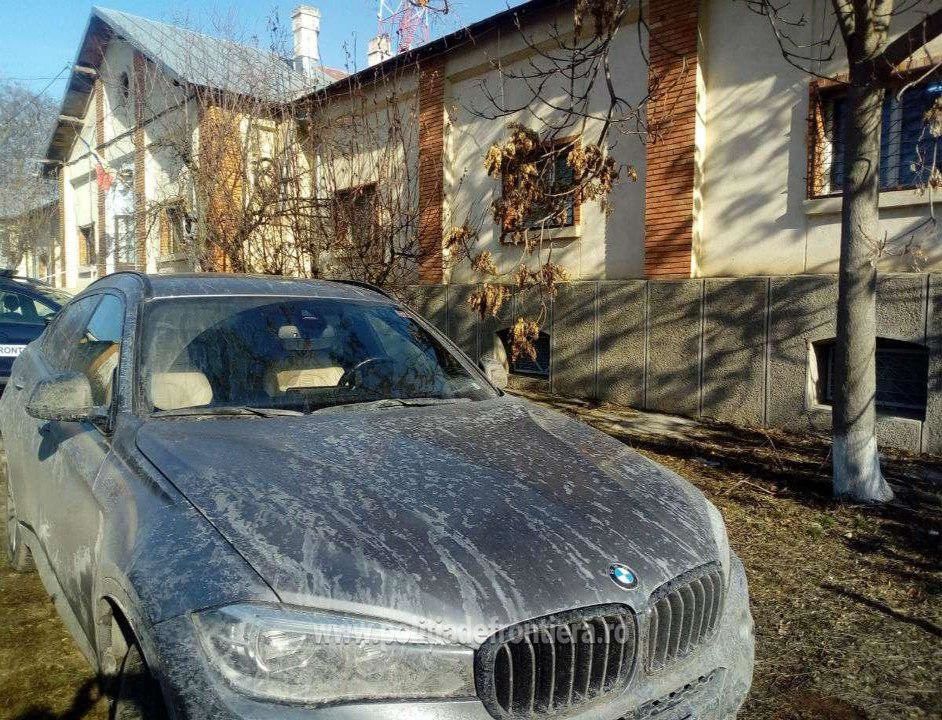 Машина, оцененная в 280 000 румынских леев (около 60 000 евро) была задержана до завершения расследования.