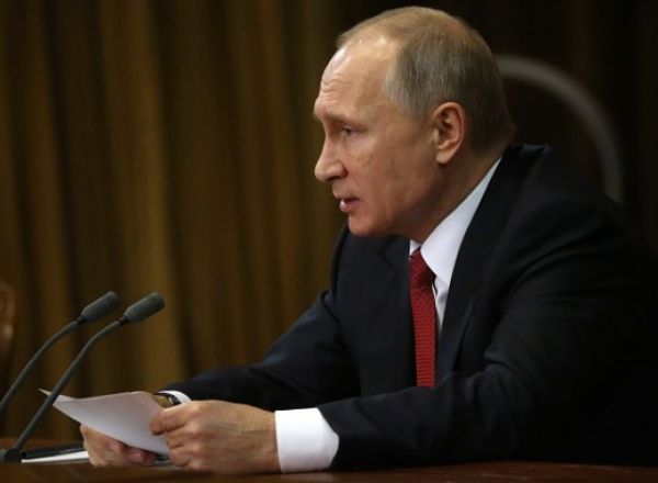 Putin: Companiile ruse să fie pregătite pentru creşterea producţiei de război